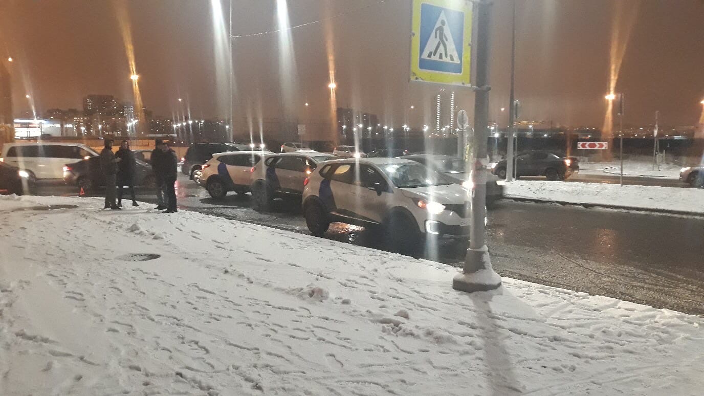 Один водитель в Петербурге протаранил информационный щит АЗС, другой — шиномонтаж. А каршеринг — коллегу