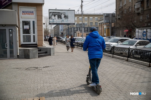 Сейчас езда на самокатах по тротуарам не регламентируется Сейчас езда на самокатах по тротуарам не регламентируется