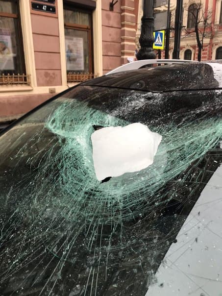 Падение глыбы на машину у площади Восстания
