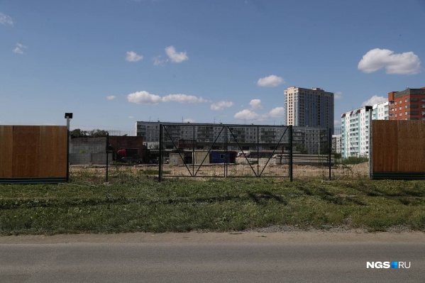 Жилой комплекс строят на месте бывшей автобазы Минобороны, а его территория граничит с военной частью Жилой комплекс строят на месте бывшей автобазы Минобороны, а его территория граничит с военной частью