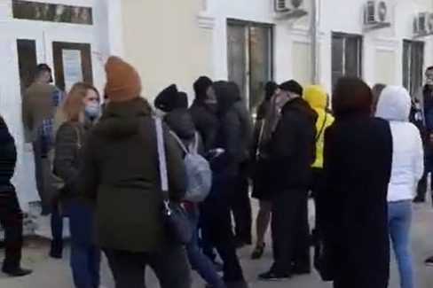 Очередь образовалась у входа в поликлинику № 11 Советского района Очередь образовалась у входа в поликлинику № 11 Советского района