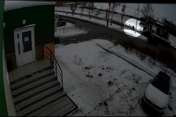 Момент наезда на пенсионерку попал на видео Момент наезда на пенсионерку попал на видео