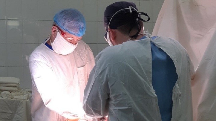 В Перми травматологи впервые провели операции по замене суставов по новой методике: раньше пациентов отправляли в столицы