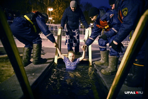 Не против окунуться в иордань не только взрослые, но и дети Не против окунуться в иордань не только взрослые, но и дети