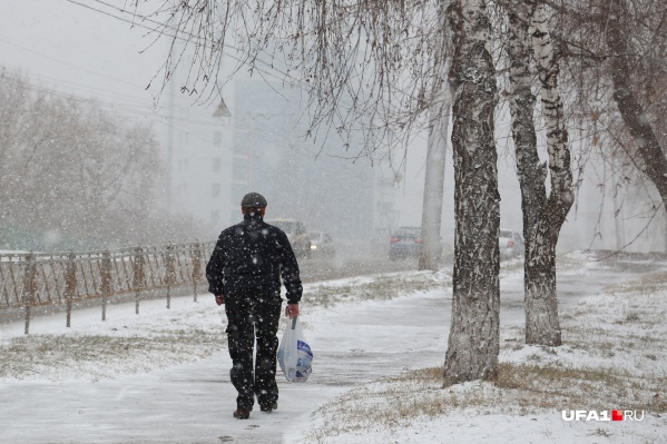В городе сейчас пасмурно В городе сейчас пасмурно 