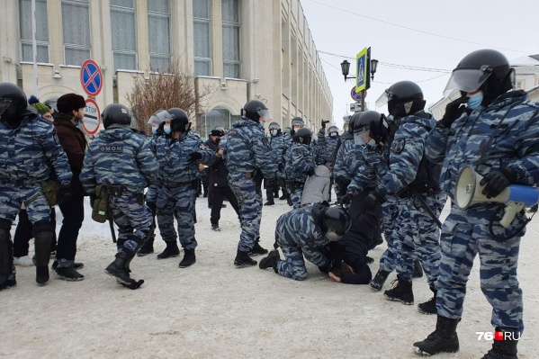 Информацию о задержанных участниках несанкционированного шествия в полиции не выдают Информацию о задержанных участниках несанкционированного шествия в полиции не выдают