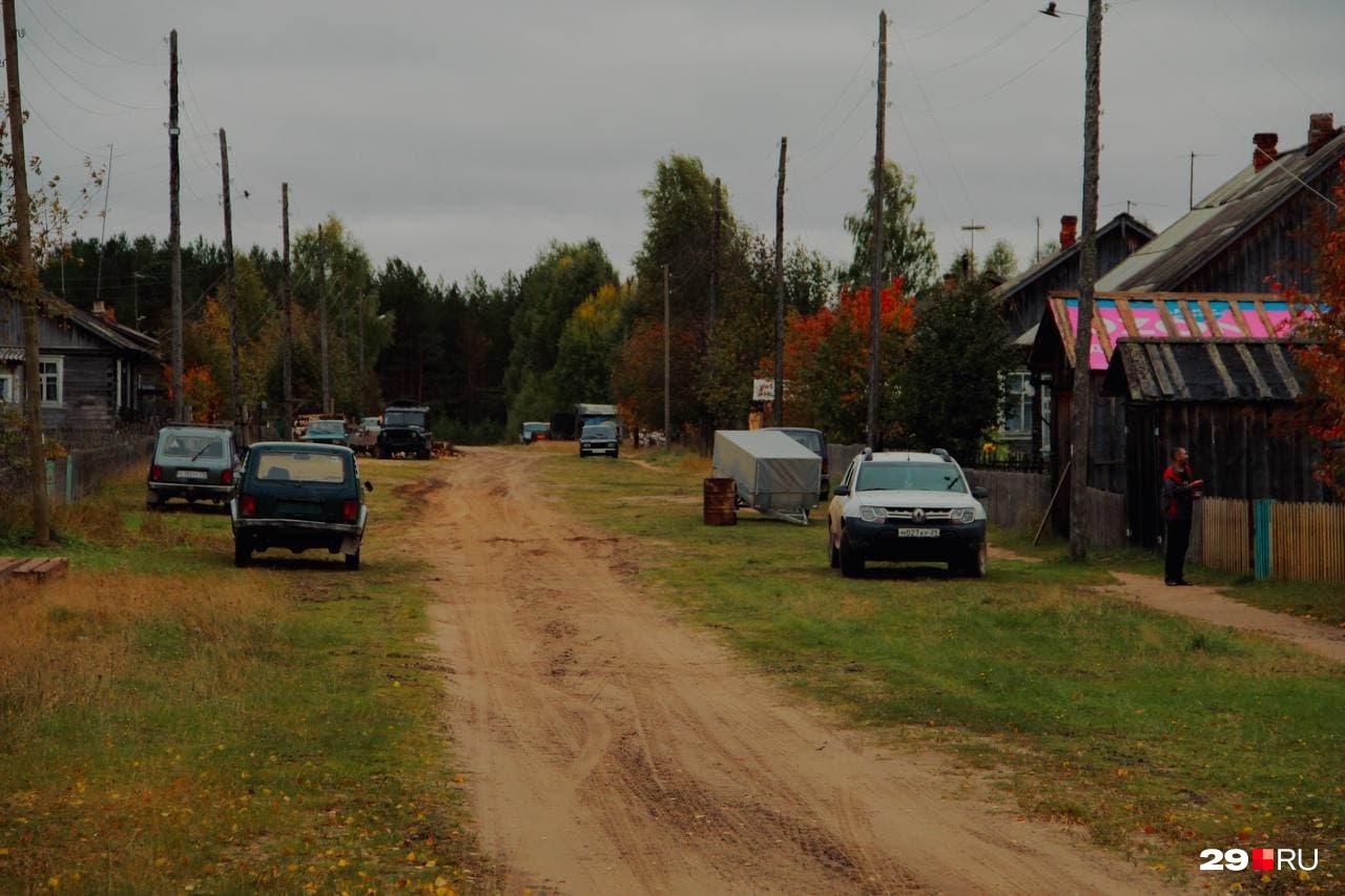 В самом поселке открываются такие виды: улицы пусты, вокруг тихо В самом поселке открываются такие виды: улицы пусты, вокруг тихо