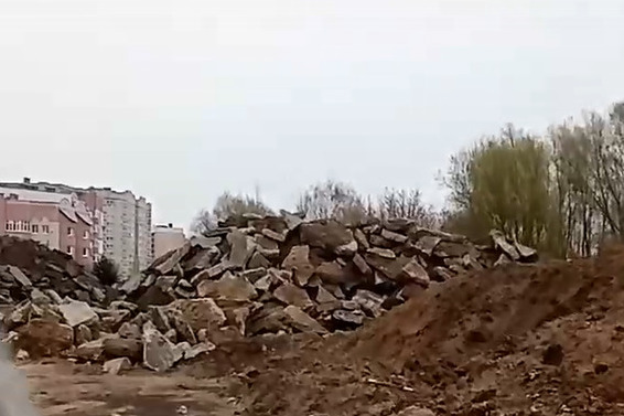 Кучи мусора свалили рядом с домами Кучи мусора свалили рядом с домами