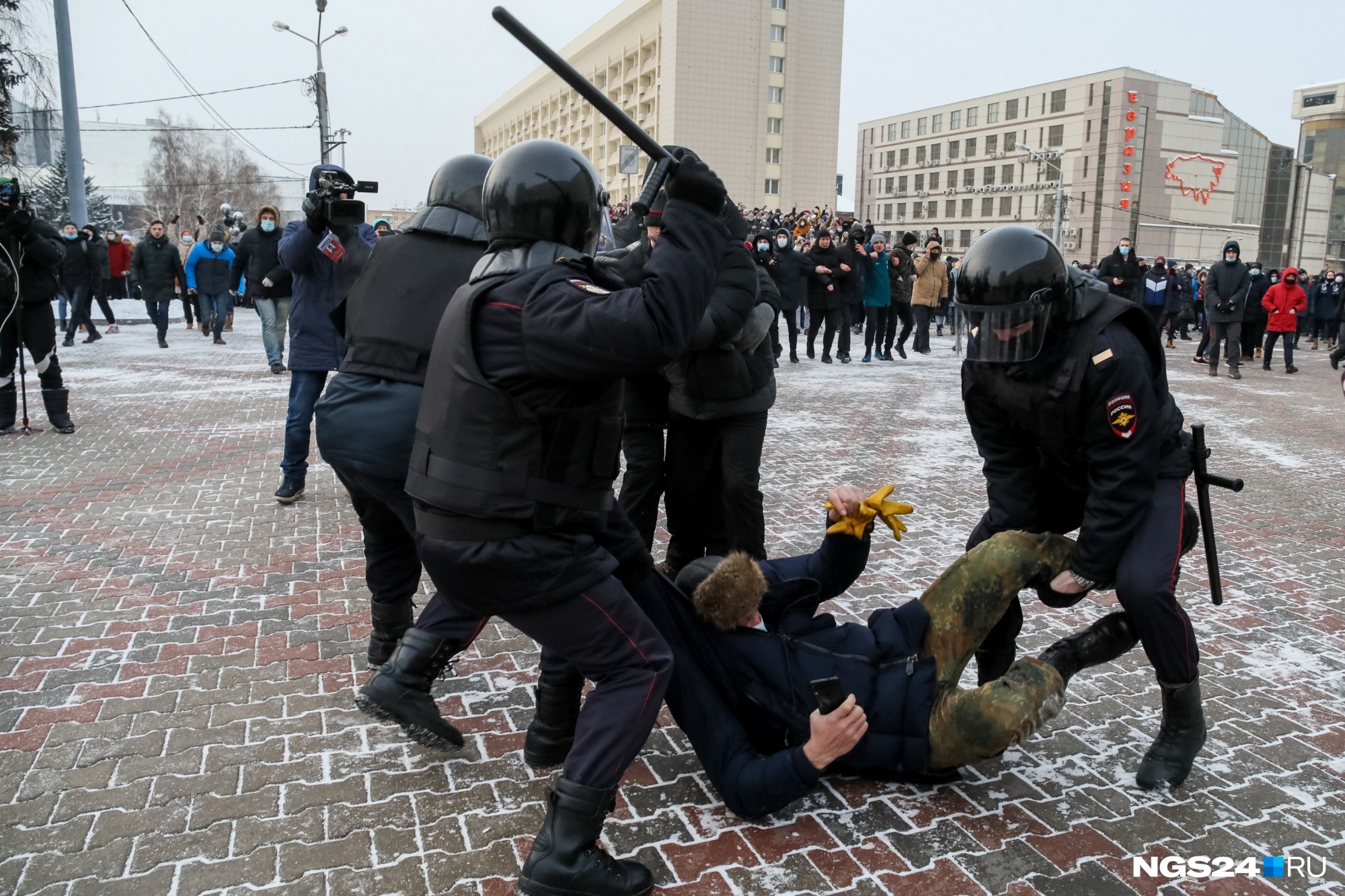 Били дубинками Били дубинками