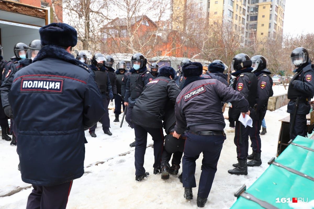 Митингующие рядом с новым павильоном книжного развала Митингующие рядом с новым павильоном книжного развала