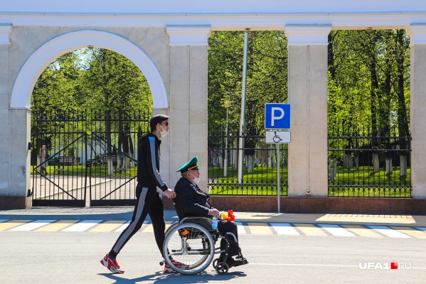 Ветерана увезли после парада Ветерана увезли после парада