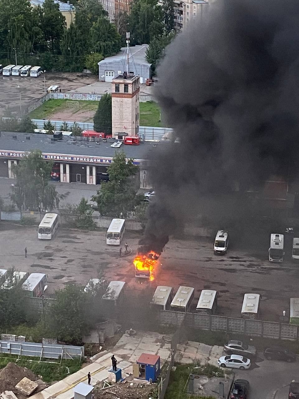 «Самая оперативная в мире» бригада пожарных тушила маршрутку на Сердобольской