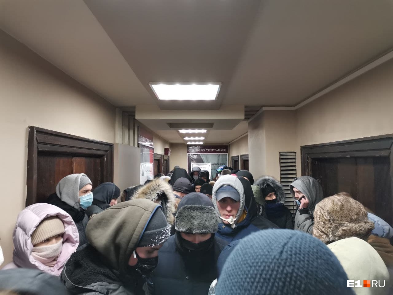 Участники акции протеста отогревались у театральной кассы Участники акции протеста отогревались у театральной кассы