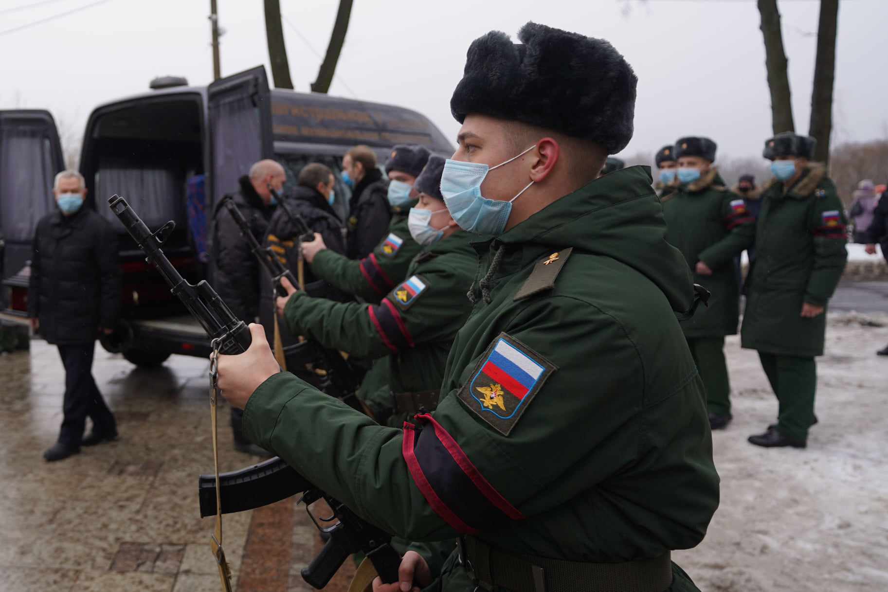 В честь покойного прозвучали оружейные выстрелы В честь покойного прозвучали оружейные выстрелы