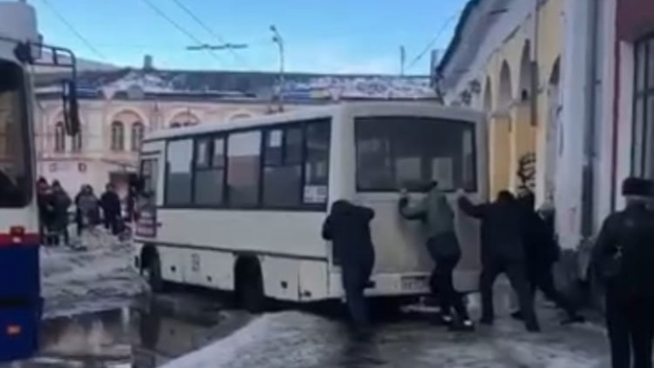 В центре Ярославля маршрутку занесло на тротуар: парализовано движение транспорта