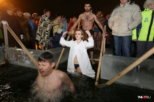 В этом году число купелей меньше, чем обычно, а самих челябинцев просят по возможности отказаться от погружения в ледяную воду В этом году число купелей меньше, чем обычно, а самих челябинцев просят по возможности отказаться от погружения в ледяную воду