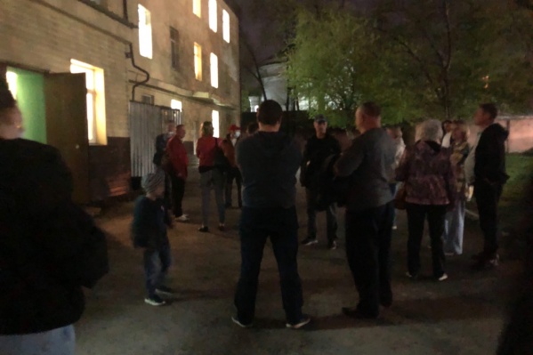 Люди ждали приема на улице Люди ждали приема на улице