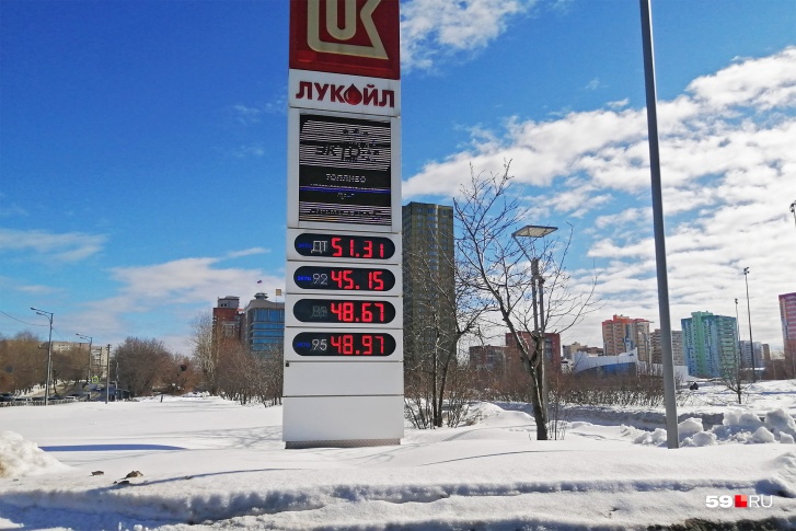 Стоимость литра бензина уже давно превысила <nobr class="_">50 рублей</nobr>
