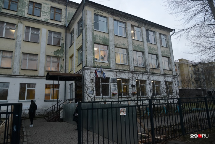 В здание родной 22-й школы дети смогут вернуться только после ее капремонта, не раньше следующего учебного года. Работы <a href="https://29.ru/text/education/2020/12/14/69627096/" class="_" target="_blank">оценили в 90 миллионов рублей</a> В здание родной 22-й школы дети смогут вернуться только после ее капремонта, не раньше следующего учебного года. Работы <a href="https://29.ru/text/education/2020/12/14/69627096/" class="_" target="_blank">оценили в 90 миллионов рублей</a>