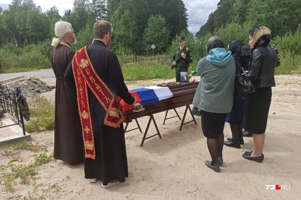 Ветерана хоронили с почетным караулом и оркестром Ветерана хоронили с почетным караулом и оркестром