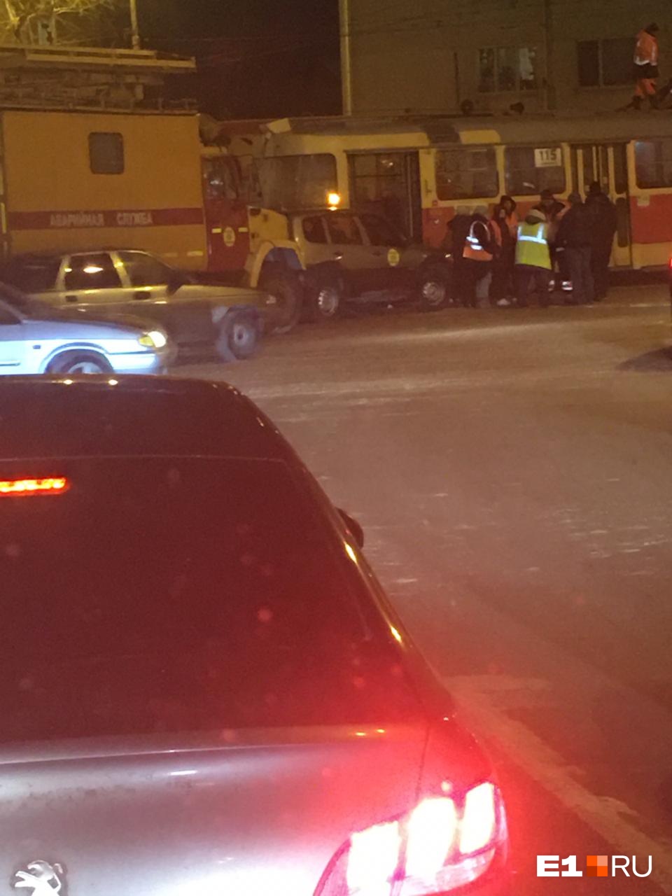 На место вызвали аварийную службу На место вызвали аварийную службу