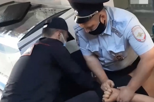 По словам очевидца, полицейские скрутили мужчину, потому что на нем не было маски По словам очевидца, полицейские скрутили мужчину, потому что на нем не было маски