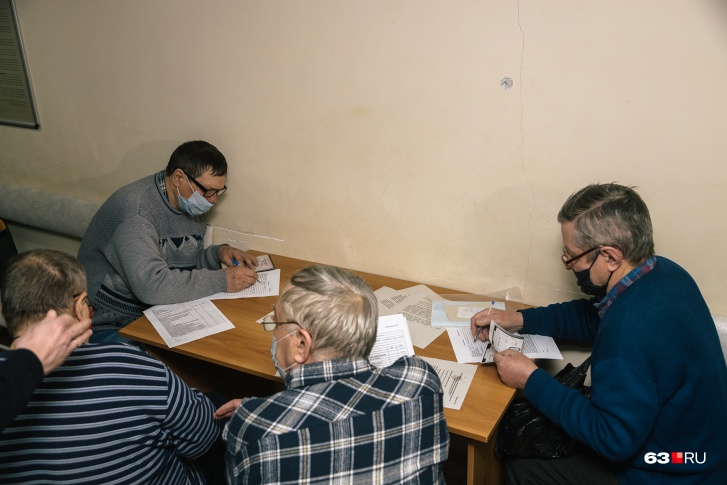 В очередь за прививкой встают до тысячи самарцев в сутки В очередь за прививкой встают до тысячи самарцев в сутки