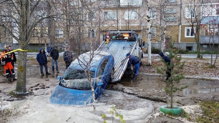 В Северодвинске автомобиль утонул в огромной луже: может ли водитель получить компенсацию