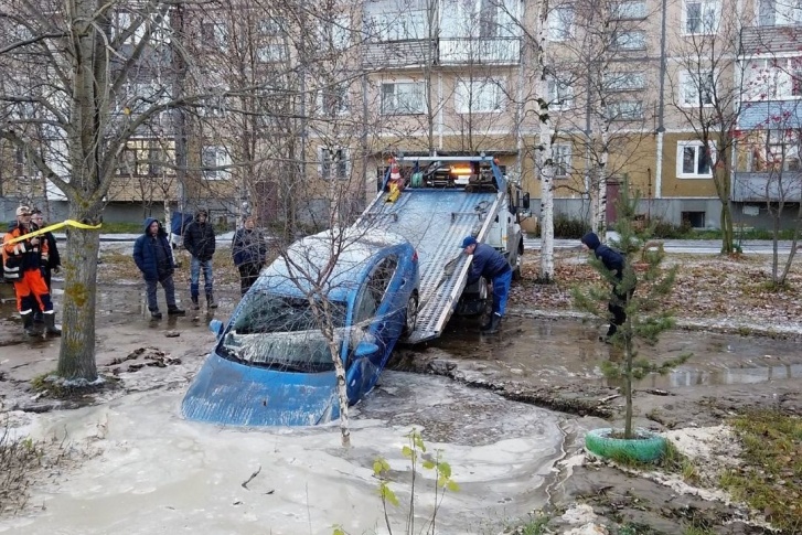 По словам автоюриста, в этом месте парковка запрещена По словам автоюриста, в этом месте парковка запрещена