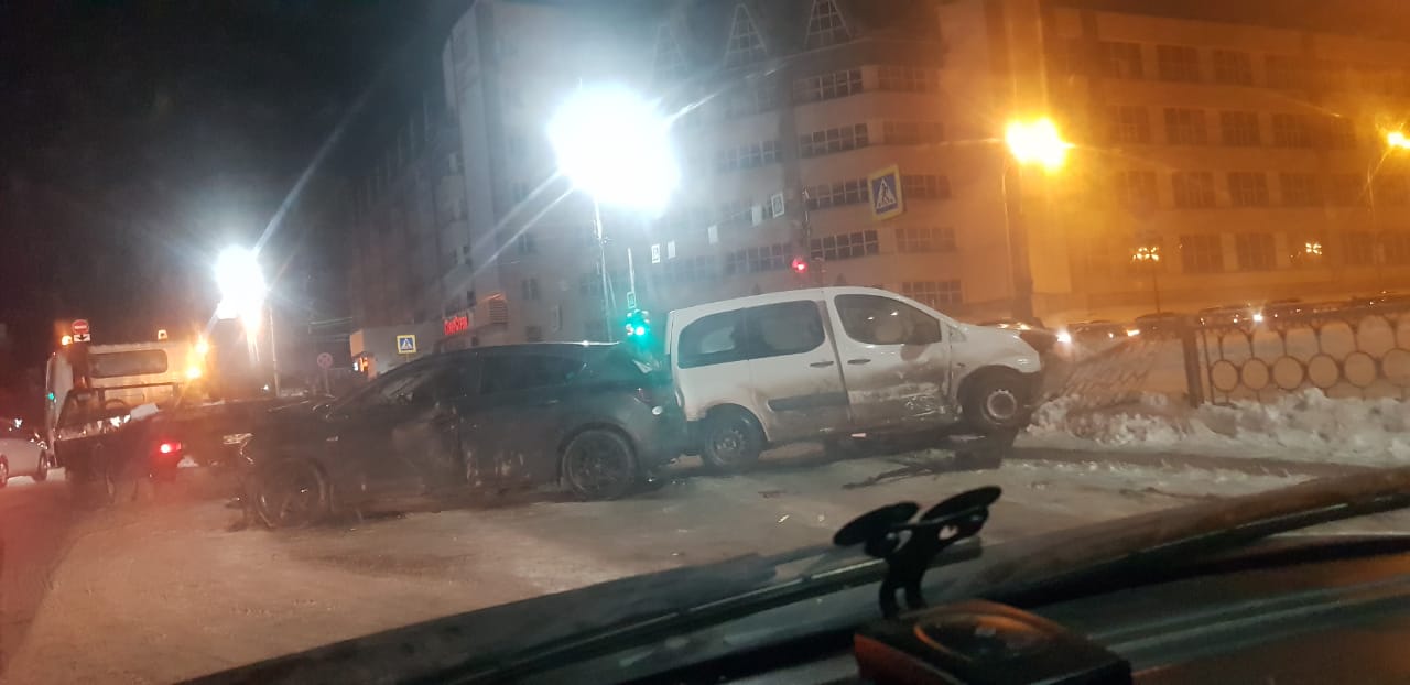 Peugeot ехал на красный: в ГИБДД рассказали, почему произошло ДТП на улице Серафимы Дерябиной