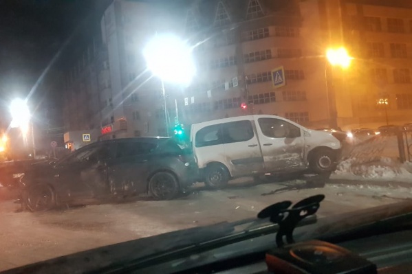 Автомобиль отлетел в сторону тротуара Автомобиль отлетел в сторону тротуара