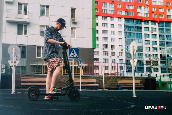 По словам Роберта, от дома до работы он добирается на самокате ровно столько же времени, сколько и на такси, но зато с ветерком и дешевле По словам Роберта, от дома до работы он добирается на самокате ровно столько же времени, сколько и на такси, но зато с ветерком и дешевле