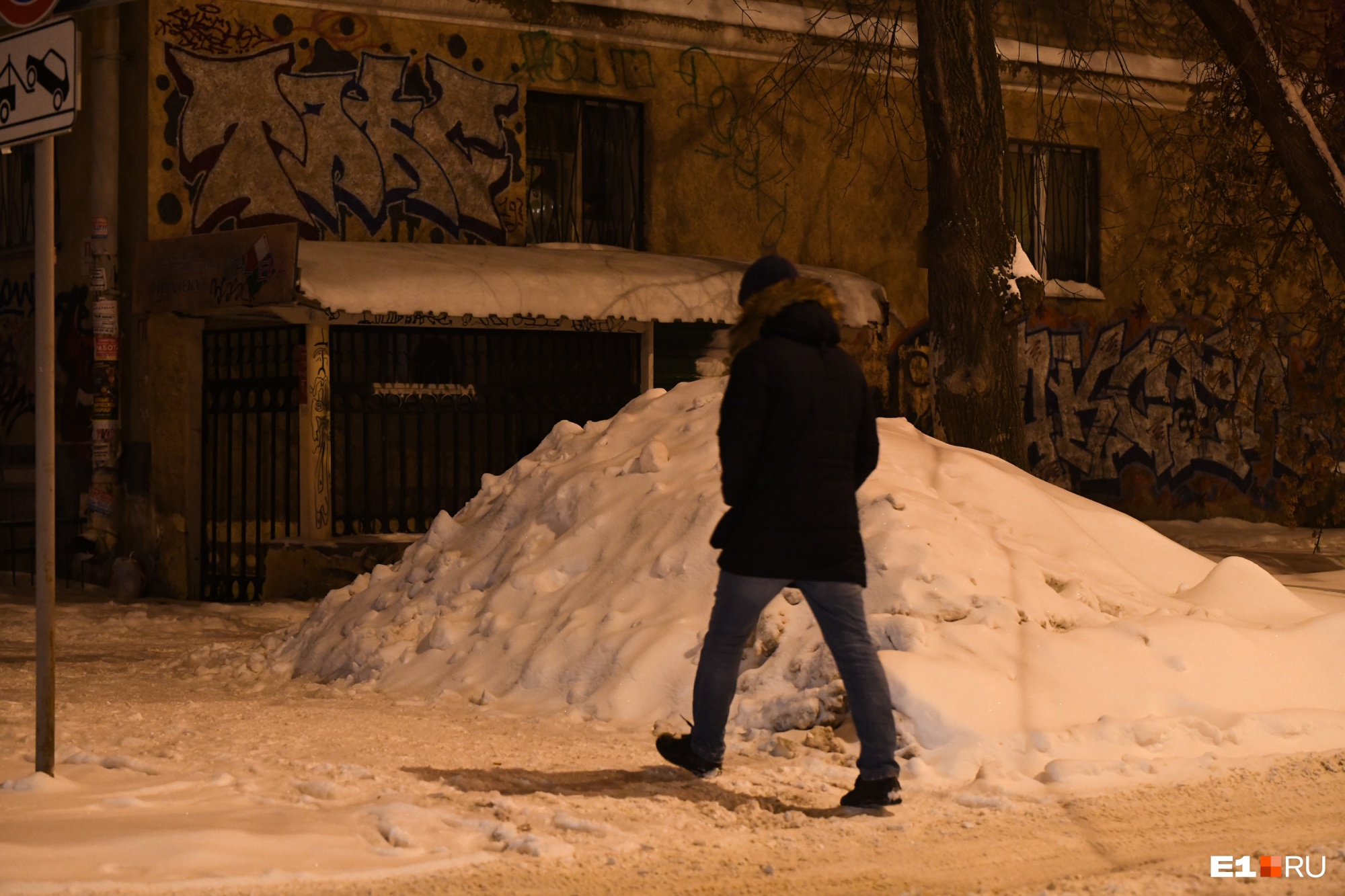 В администрации Екатеринбурга рассказали, куда жаловаться на нечищеные дворы