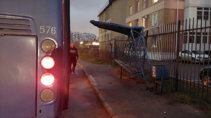 В Ярославле поставили остановку, выступающую на проезжую часть. Ее снес автобус