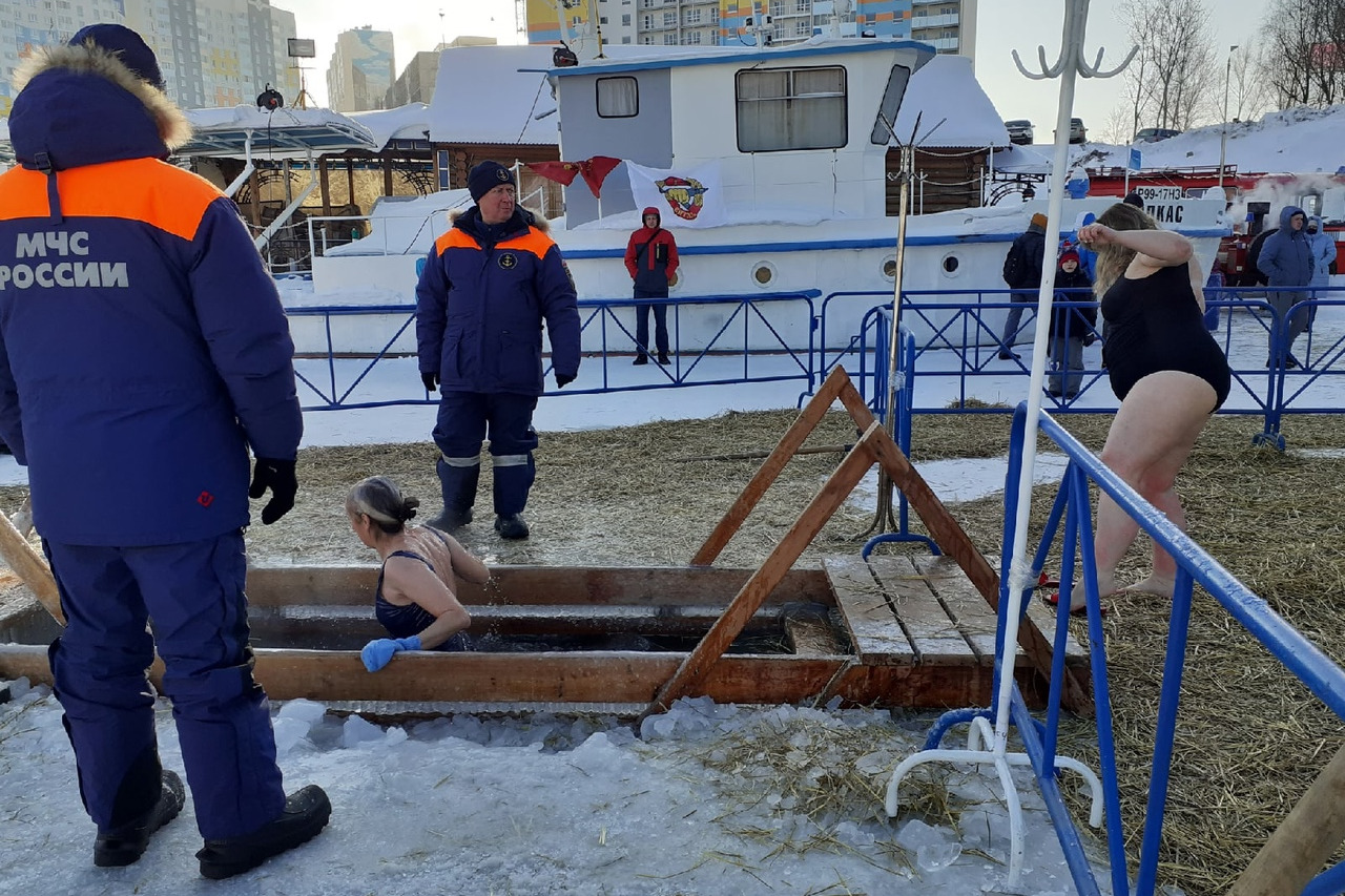 Тем не менее у Димитровского моста много людей Тем не менее у Димитровского моста много людей