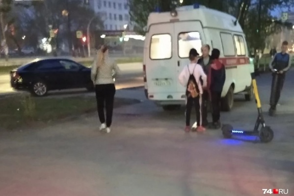 Женщина при падении ударилась головой, с места ДТП ее увезли в больницу Женщина при падении ударилась головой, с места ДТП ее увезли в больницу