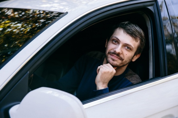 Андрей часто ездил один. Машины молодого человека были на ручном управлении Андрей часто ездил один. Машины молодого человека были на ручном управлении