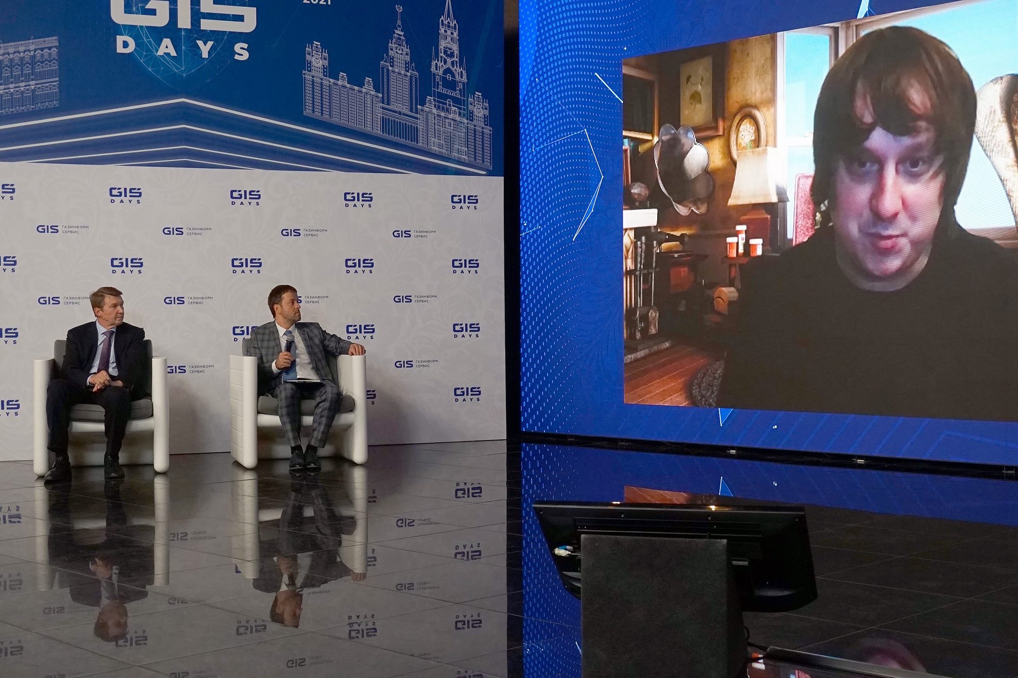 Президент «Руссофт» Валентин Макаров, ведущий Роман Герасимов и онлайн — Максим Чеботарев, управляющий партнер фонда CATS.VC, сооснователь программы стажировки инвесторов в Кремниевой Долине GoValley.