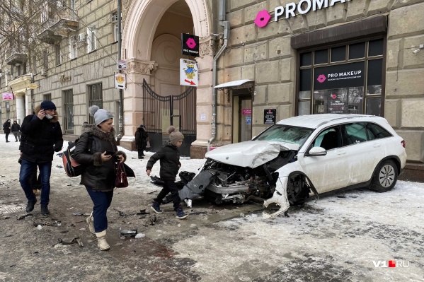 В результате ДТП иномарку выбросило на тротуар В результате ДТП иномарку выбросило на тротуар 