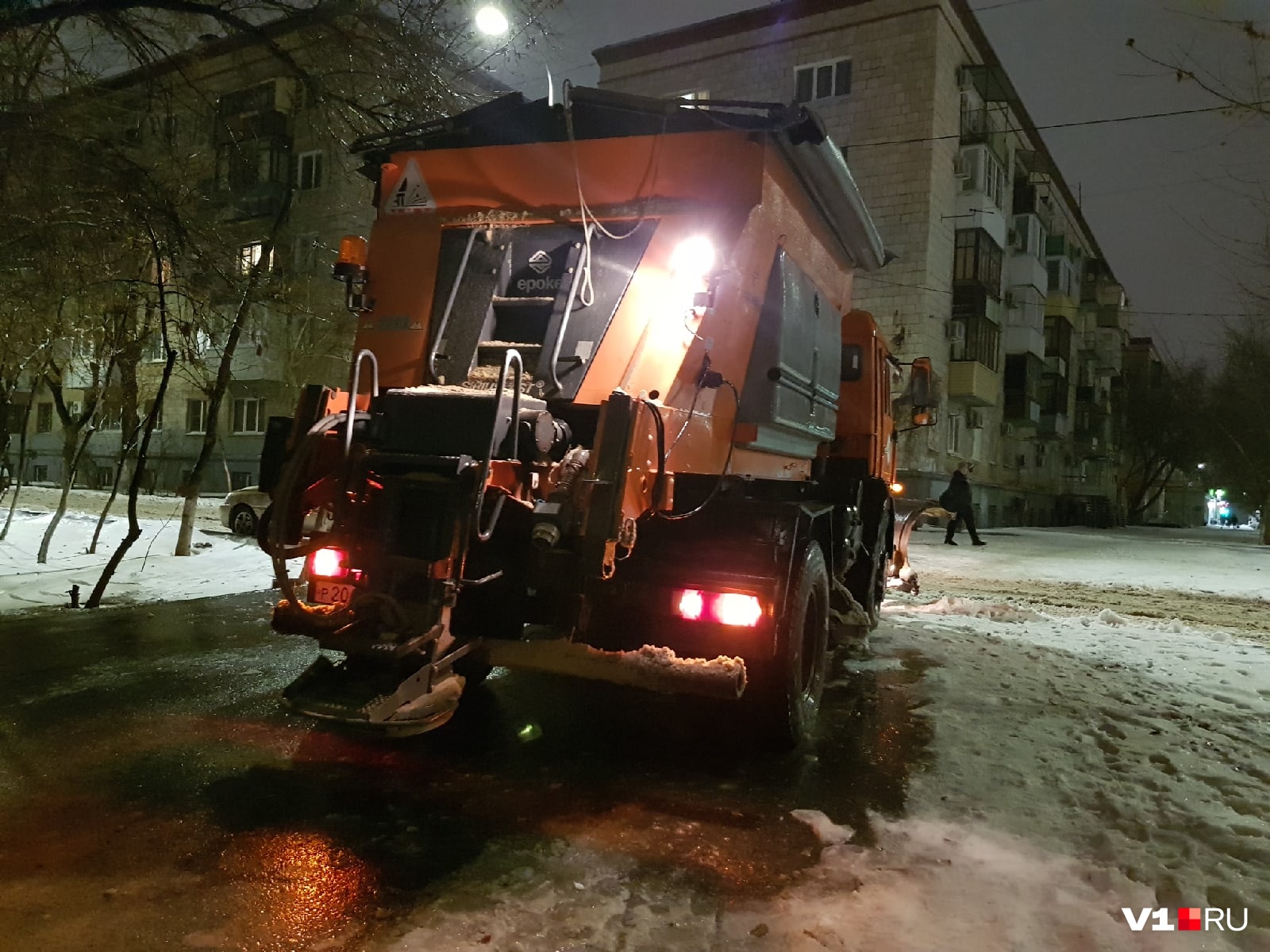 Обледеневшие тротуары центра засыпали отличным слоем песка Обледеневшие тротуары центра засыпали отличным слоем песка