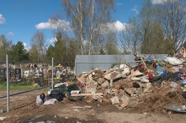 Депутат назвал кладбищенскую свалку «местом сбора мемориальных отходов» Депутат назвал кладбищенскую свалку «местом сбора мемориальных отходов»