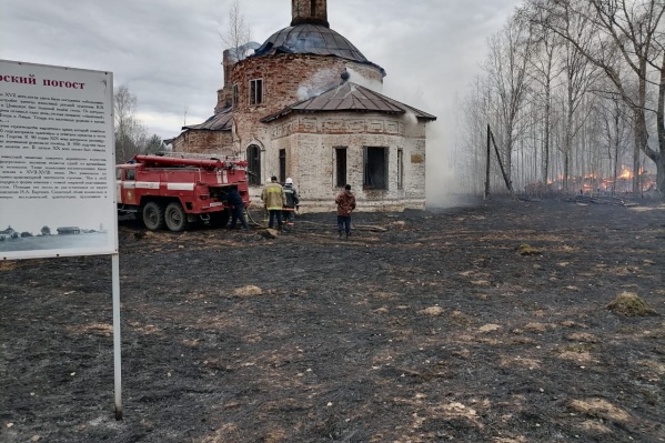 Огонь повредил купол старинной церкви Огонь повредил купол старинной церкви