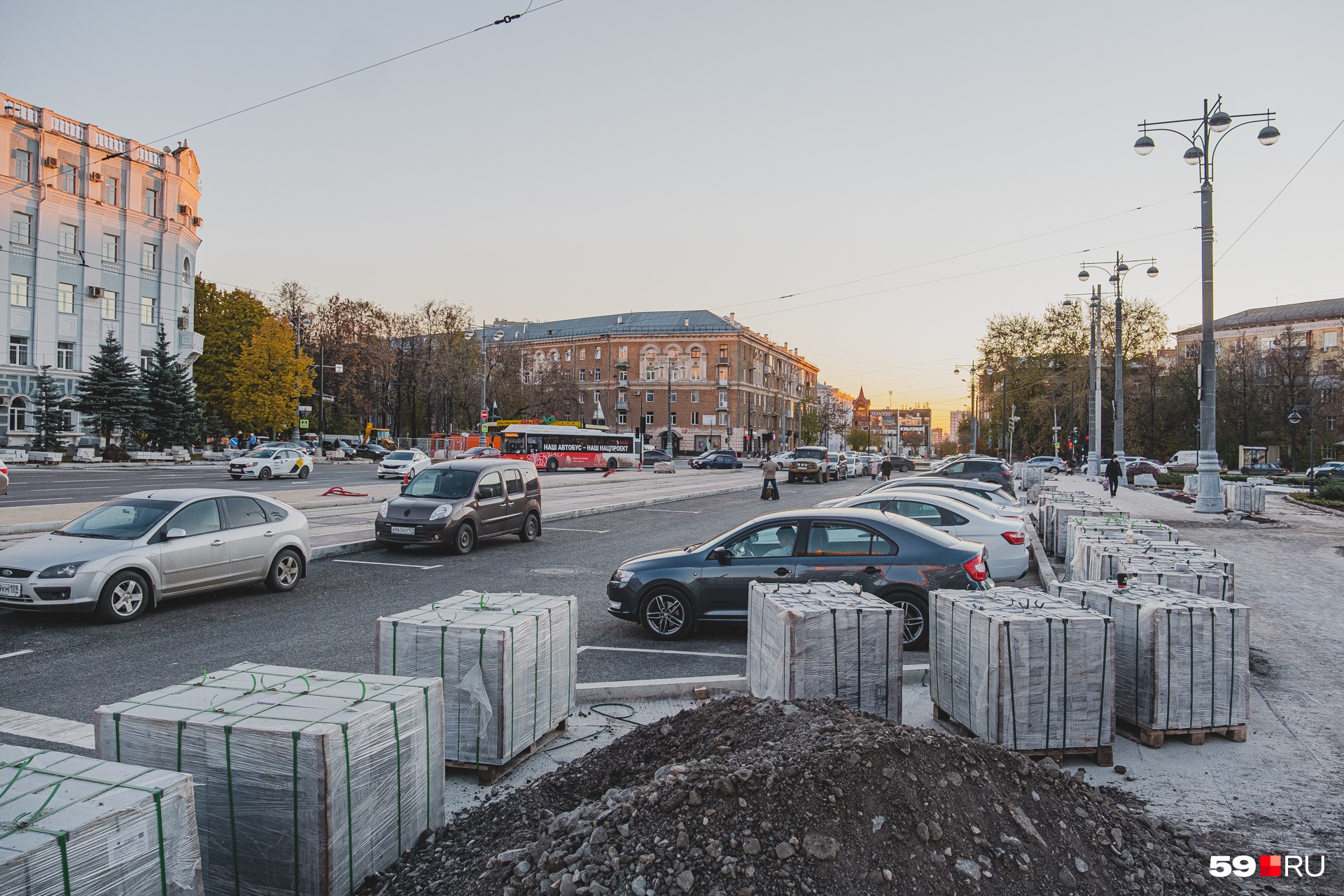 На Комсомольской площади еще лежат стройматериалы, но они нужны для тротуаров и обустройства зоны отдыха...