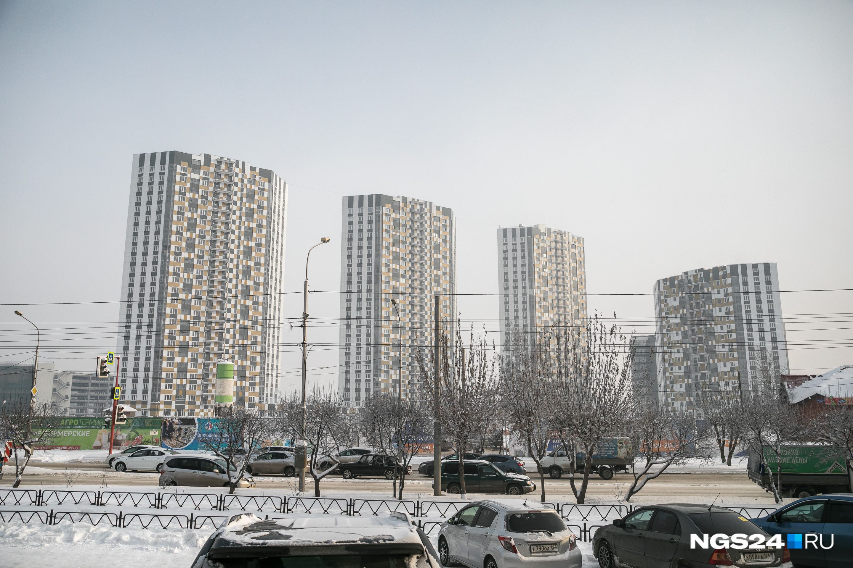Два последних дома «Новой панорамы» стоят по краям Два последних дома «Новой панорамы» стоят по краям