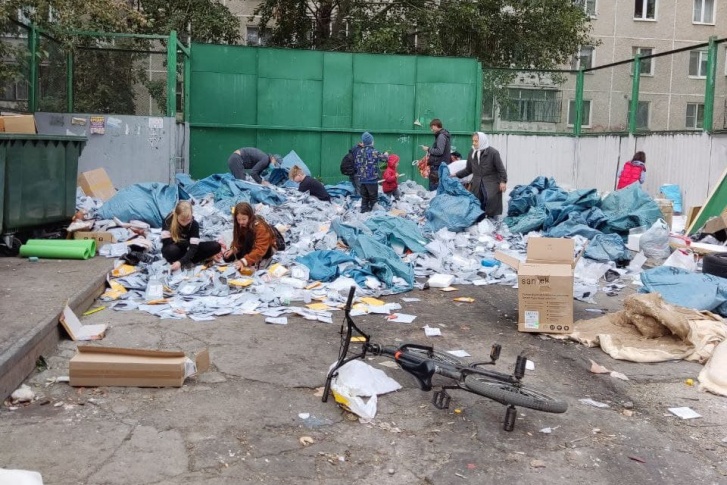 Местные жители растаскивали посылки с помойки Местные жители растаскивали посылки с помойки