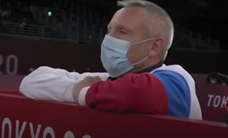 Во время соревнований все, кроме спортсменов, которые выходили на бои, были в масках. На фото — тренер Татьяны Александр Энс Во время соревнований все, кроме спортсменов, которые выходили на бои, были в масках. На фото — тренер Татьяны Александр Энс