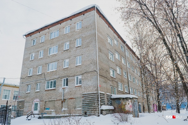 В общежитии на Обвинской, 12а живут студенты средних профессиональных образовательных учреждений В общежитии на Обвинской, 12а живут студенты средних профессиональных образовательных учреждений