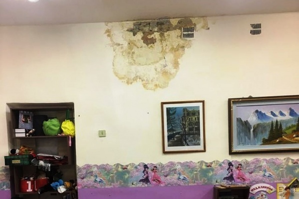 В группе с потолка капает вода, а штукатурка покрыта разводами и отваливается В группе с потолка капает вода, а штукатурка покрыта разводами и отваливается