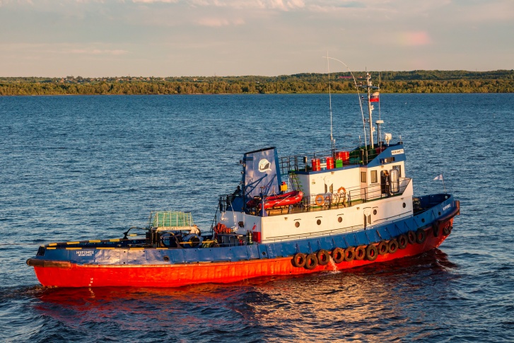 Компания имеет лицензии на морские буксировки и перевозку опасных грузов