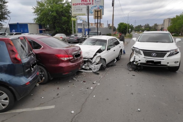 В ДТП повреждения получили 4 автомобиля В ДТП повреждения получили 4 автомобиля